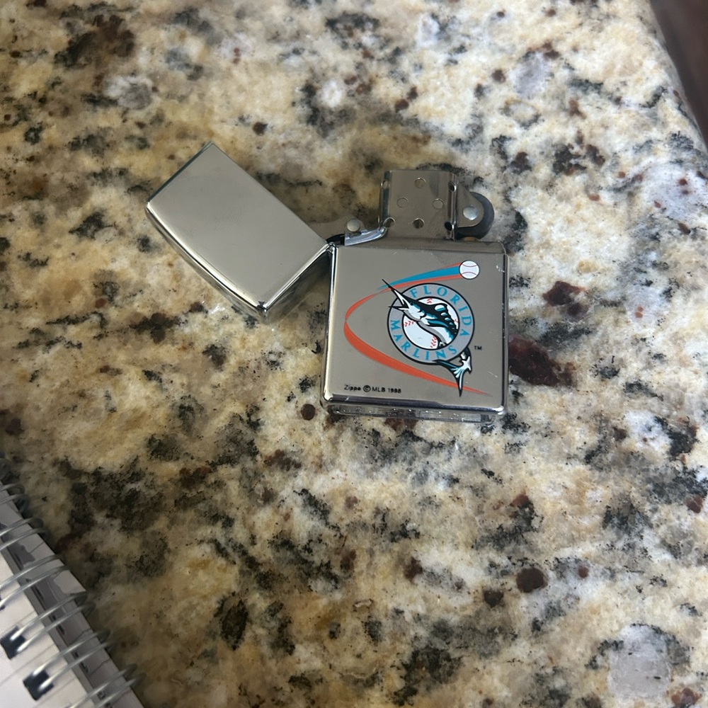 Zippo Silver Lighter with MLB Logo - Picture 5 of 6